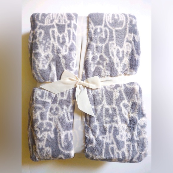 Canine Creations Throw Blanket With Waterproof Liner - White & Gray - Picture 6 of 9